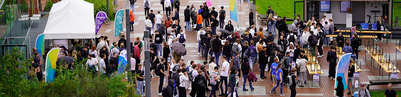 Gruppe von Studierenden auf dem Campus der TH Wildau aus der Vogelperspektive