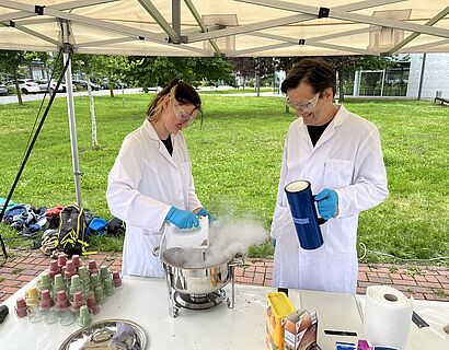 Kinderuni Summer Edition 2025 - Prof. Dreyer und Assistentin bereiten Eis für die Kinderuni vor