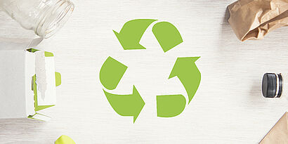 Recycling-Symbol mit Plastikflasche, Glasflasche und Papier