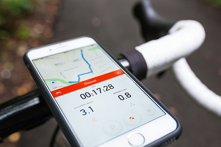 Fahrradlenker mit Smartphone und geöffneter Fahrrad-App