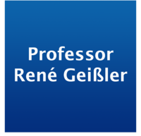 Weißer Schriftzug "Prof. René Geißler" auf blauem Hintergrund.