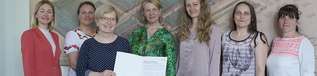 Prof. Ulrike Tippe, Präsidentin der Technischen Hochschule Wildau (2. v. l.), hat am 23. Mai 2023 in Anwesenheit der Arbeitsgruppe Diversität und Inklusion die Charta der Vielfalt unterzeichnet. 