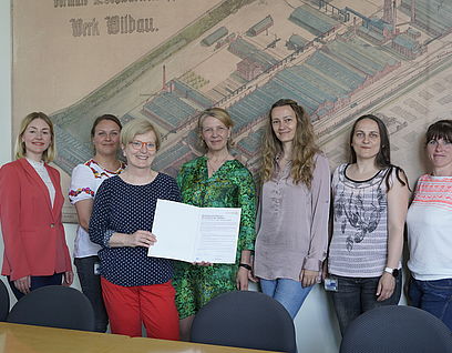 Prof. Ulrike Tippe, Präsidentin der Technischen Hochschule Wildau (2. v. l.), hat am 23. Mai 2023 in Anwesenheit der Arbeitsgruppe Diversität und Inklusion die Charta der Vielfalt unterzeichnet. 