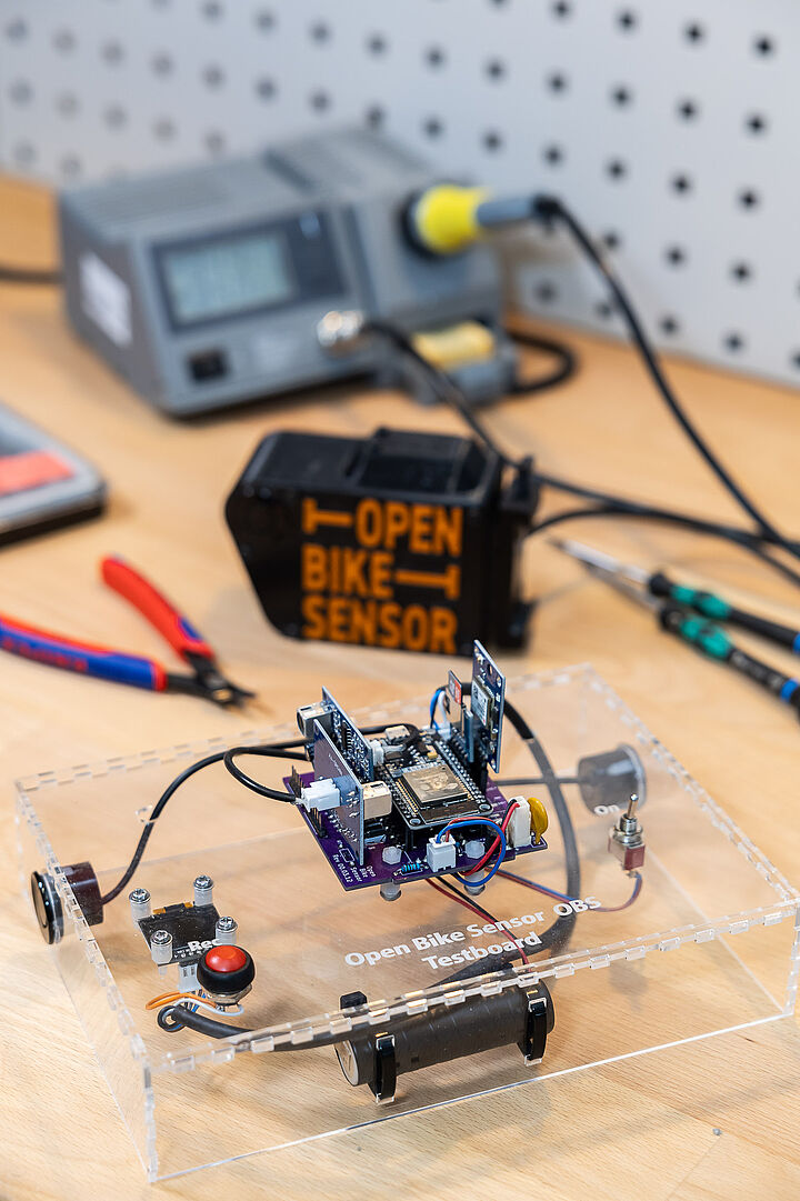 Open Bike Sensors zur Abstandsmessung auf einer Werkbank mit Werkzeug im Hintergrund