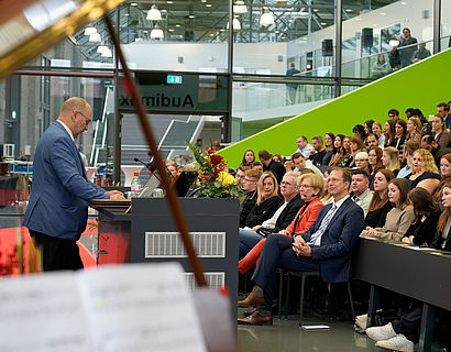 Wildaus Bürgermeister Frank Nerlich bei der Festansprache im Rahmen der feierlichen Verabschiedung der Absolventinnen und Absolventen 2023 des Fachbereichs WIR