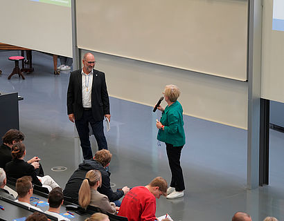 TH-Wildau-Präsidentin Prof. Ulrike Tippe und Wildaus Bürgermeister Frank Nerlich bei der offiziellen Begrüßung der Erstsemester-Studierenden 2023