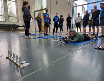 Mann schießt in Turnhalle mit Gewehr auf Pappziel