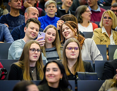 Absolvent*innen bei der Verabschiedung 2025 im Audimax in Nahaufnahme