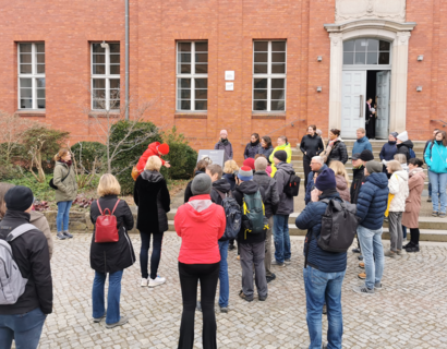 Menschen versammeln sich auf dem Campus der TH Wildau