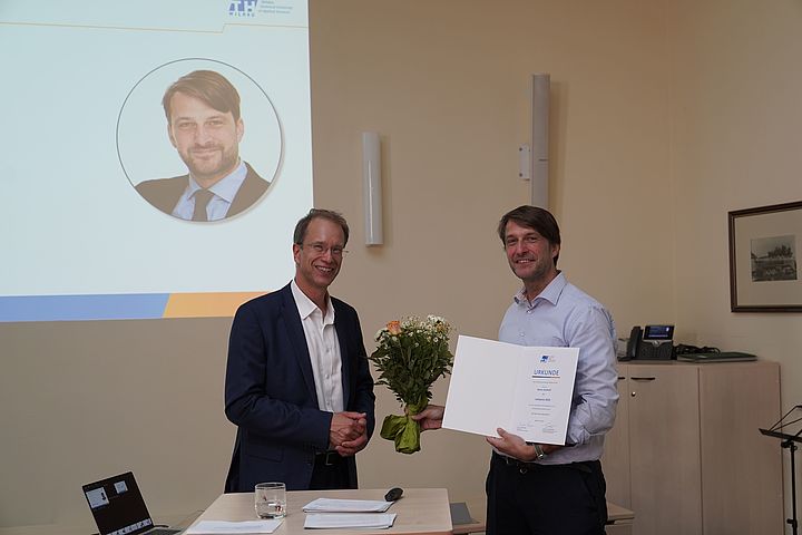 Den erstmals 2023 verliehenen Lehrpreis der TH Wildau erhielten Prof. Rainer Stollhoff (rechts im Bild, links Prof. Jörg Reiff-Stephan) ... 