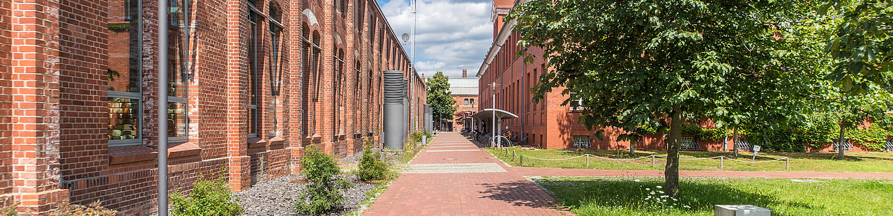 Blick seitlich zur Halle 14 und Campuswiese