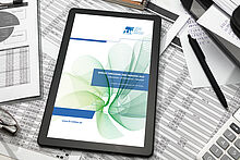 Tablet mit Bild des Berichts Forschung und Transfer 2022 der TH Wildau auf dem Screen