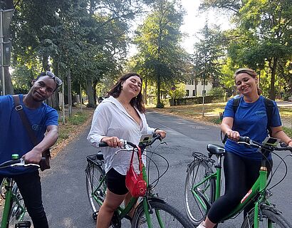 Teilnehmende der SMSA 2024 sitzen auf Fahrrädern und lächeln in die Kamera