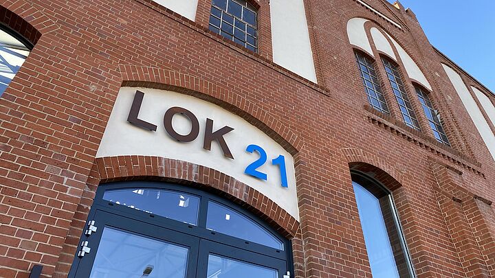Außenansicht der Halle 21 auf dem Campus