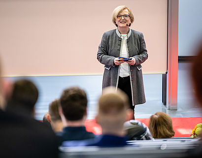 Präsidentin Prof. Ulrike Tippe bei der feierlichen Verabschiedung 2021 Fachbereich INW
