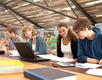 Studierende beim Lernen in Hochschulbibliothek