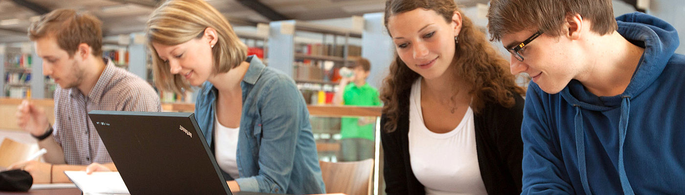 Studierende beim Lernen in Hochschulbibliothek