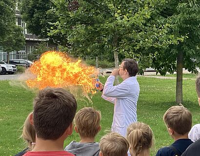 Kinderuni Summer Edition 2025 Kinderuni Summer Edition 2025 - Prof Dreyer macht eine kleine Feuerpyroshow  bei seinem Experiment