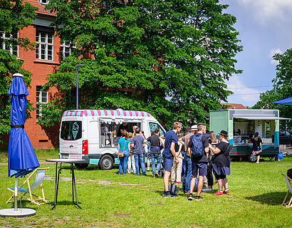 Bild der Erholungsfläche mit Eiswagen auf der Wiese der TH Wildau.