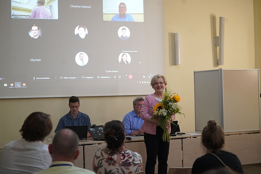 Prof. Ulrike Tippe bei der Präsidentschaftswahl des Senats mit Blumenstrauß in der Hand