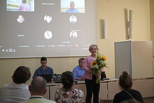 Präsidentschaftswahl Prof. Ulrike Tippe bei der Präsidentschaftswahl des Senats mit Blumenstrauß in der Hand