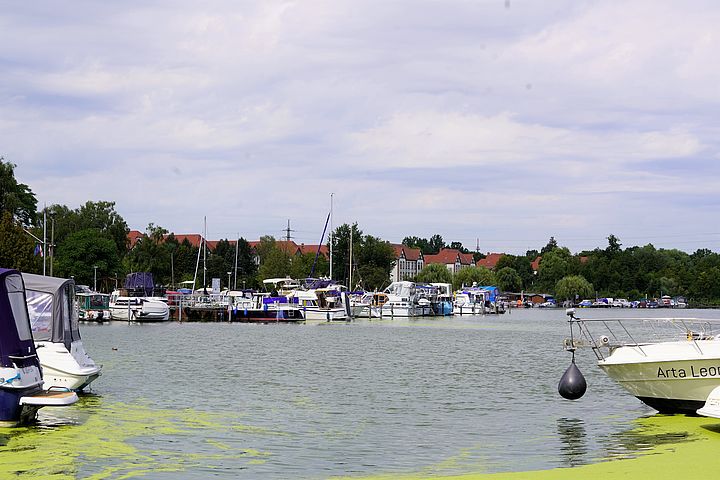 Blick auf die Wildauer Dahme zwischen Booten hindurch, die an der Villa am See anlegen