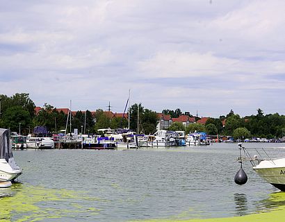 Blick auf die Wildauer Dahme zwischen Booten hindurch, die an der Villa am See anlegen