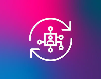 Icon Effektive Verwaltung mit einer Person, vernetzten Knotenpunkten und zwei Pfeilen zur Darstellung eines Kreislaufs auf pink-lila-blauem Hintergrund