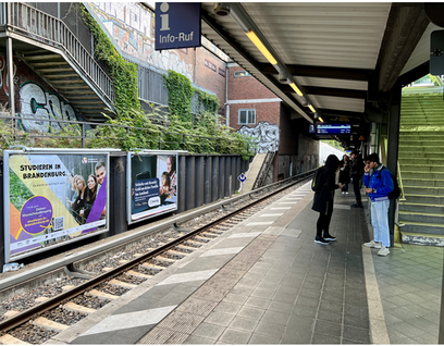 Netzwerk Studienorientierung Berlin-Brandenburg-Plakta auf einem Bahnhof