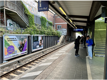 News231121Netzwerk Studienorientierung Berlin-Brandenburg Netzwerk Studienorientierung Berlin-Brandenburg-Plakta auf einem Bahnhof