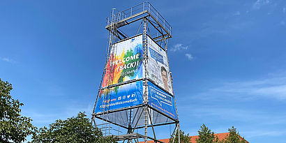 Bild vom Wasserturm mit Welcome-Back-Banner