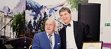 Prof. Dr. László Ungvári, Präsident der DKU (links) und Prof. Dr.  Fabig von der TH Wildau (rechts) bei der feierlichen Zeremonie in Almaty 