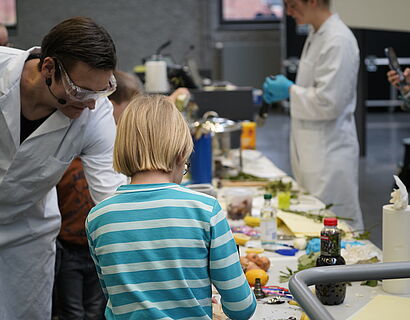 Kinderuni Winter Edition 2024 - Prof. Dreyer erklärt Kind ein Experiment