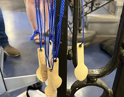 Kinderuni Summer Edition 2025 - Holzlöffel mit blauem Armband und Gravierung Kinderuni 2024