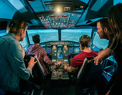 Studenten im Flugsimulator