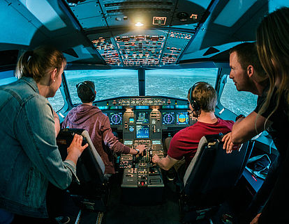 Studenten im Flugsimulator