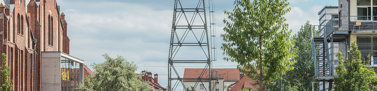 Freifläche mit Blick zum Campus, Halle 14, Wasserturm