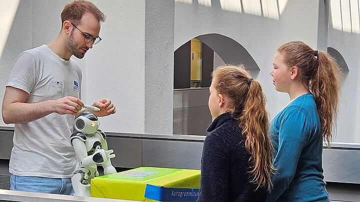 Hochschulinformationstag 2025 Autogramm mit dem NAO