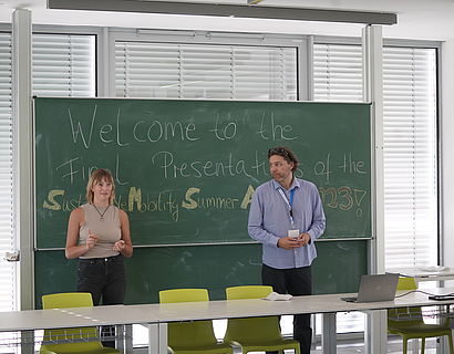 Teilnehmende bei der Abschlusspräsentation der Sustainable Mobility Summer Academy 2023