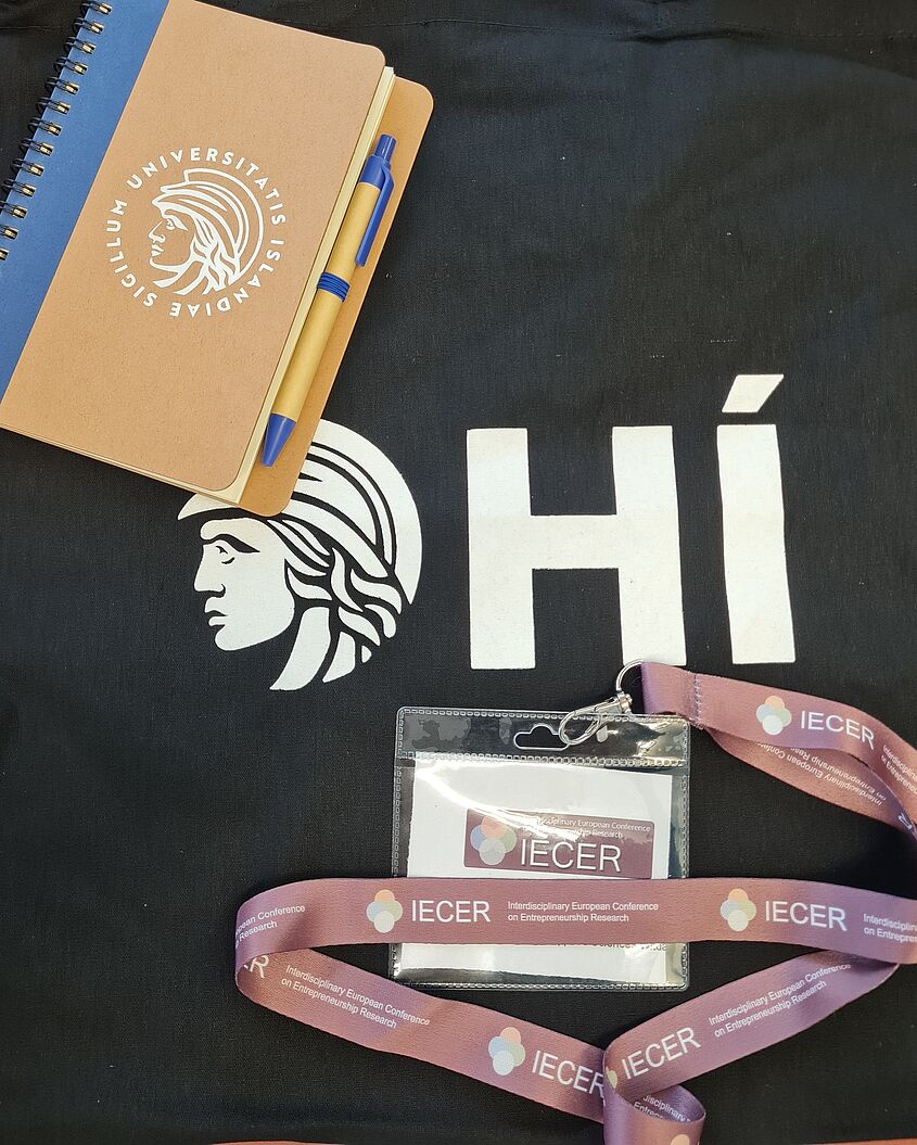das Bild zeigt Merchandise der IECER 2025 Konferenz