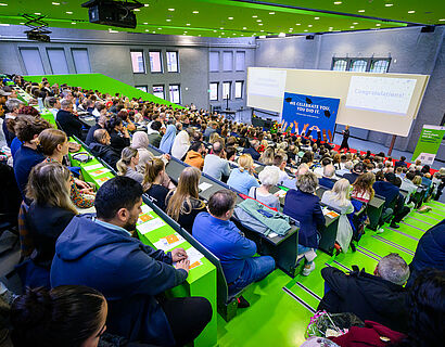 Voll besetztes Audimax von hinten fotografiert
