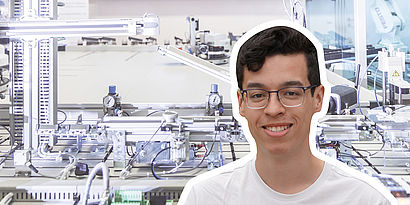 Portrait Student vor Laborbild Automatisierungstechnik