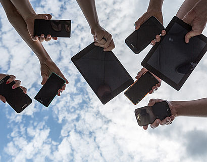 Präsentation der Smart-devices mit Himmel im Hintergrund 