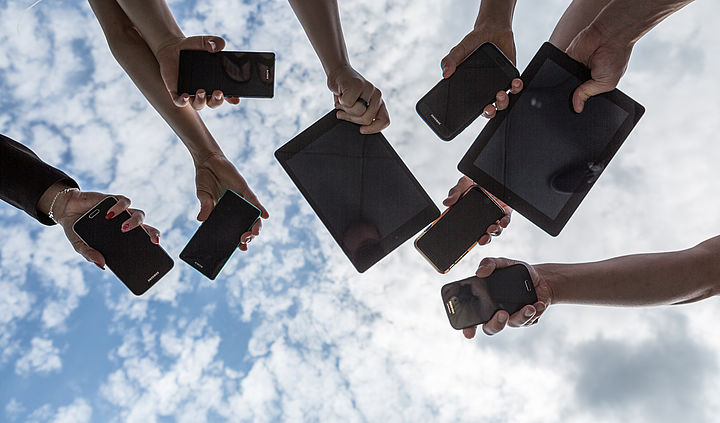 Präsentation der Smart-devices mit Himmel im Hintergrund 