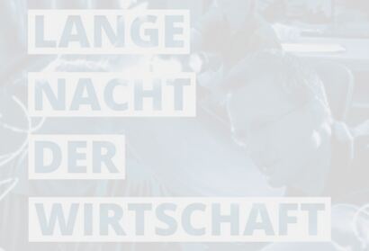 Hier ist ein Bild zu sehen welches einen Blaufilter hat. In diesem Bild kann man im Hintergrund Menschen erkennen. Im Vordergrund ist eine große Aufschrift zu erkennen, mit dem Titel "Lange Nacht der Wirtschaft".