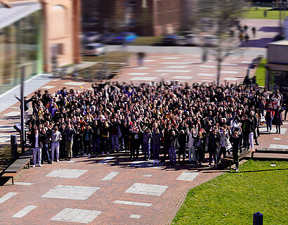Große Personengruppe auf dem Campus der TH Wildau bei einem Gruppenbild
