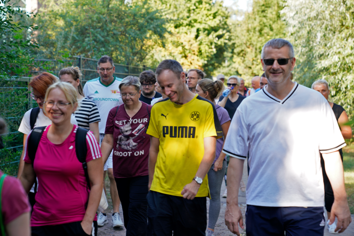 Gruppe wandert durch Wald