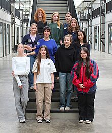 Gruppenfoto Gruppe 1 Gruppenfoto mit Teilnehmerinnen des Girl's Days in der LOK 21
