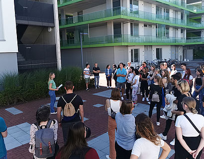 Erstsemester-Studierende bei einem Campusrundgang vor den Wohnheimen auf dem Campus der TH Wildau