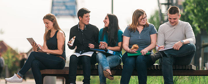 Campus, Studierende auf Bank